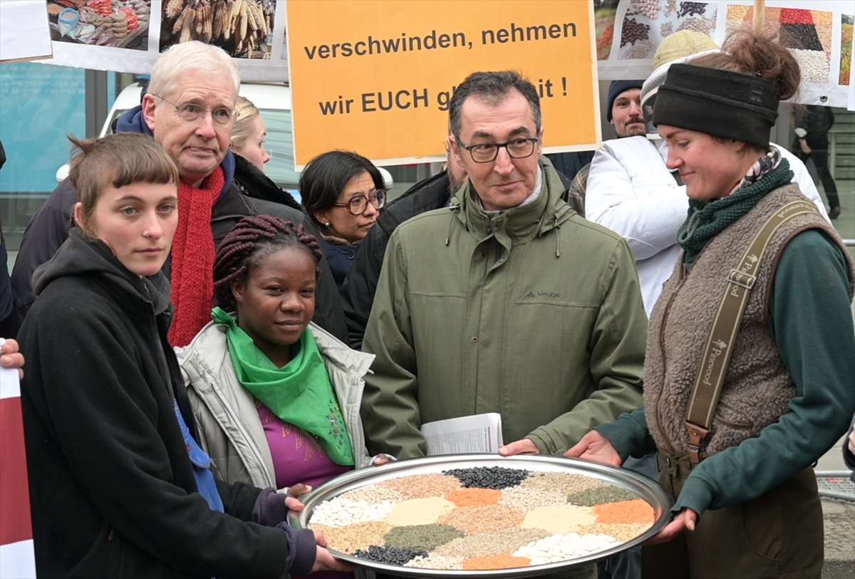 Alman çiftçiler gösteri yaptı “Adil tarım politikası istiyoruz”