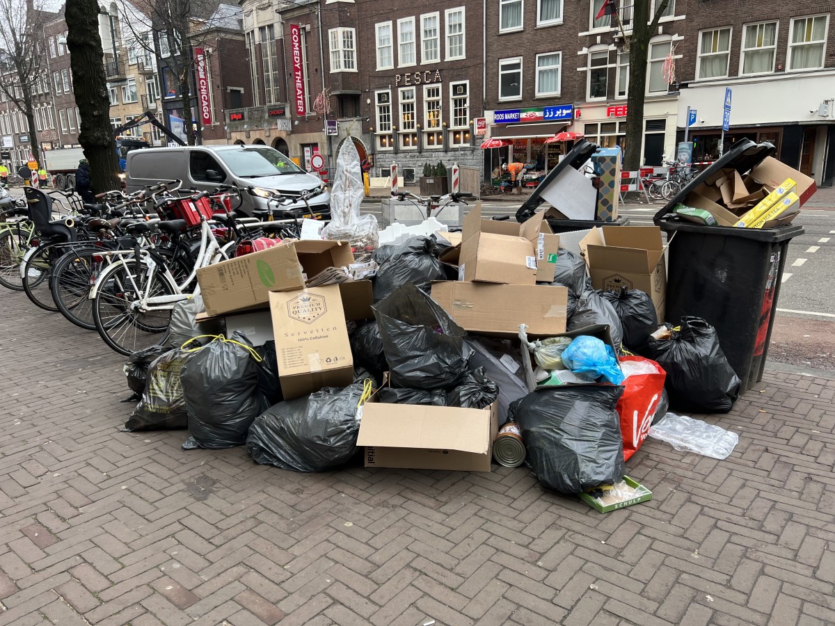 Amsterdam sokaklarında yine aynı manzara ile karşı karşıya