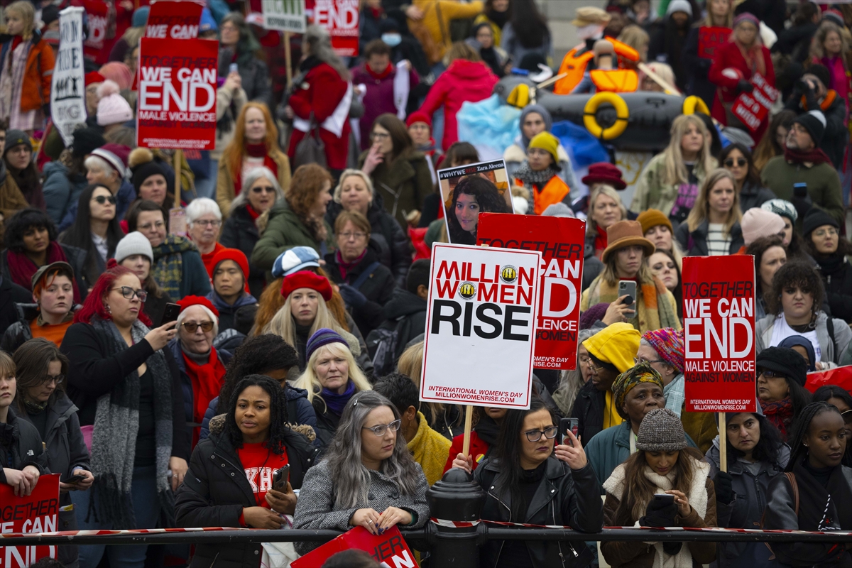 Yüzlerce kadın ellerinde pankartlarla kadına şiddeti kınadı