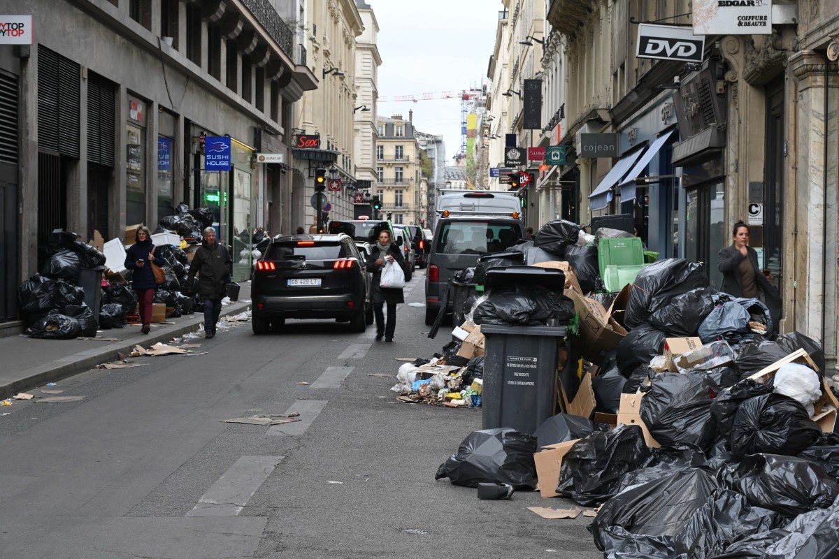 Paris'te çöpten geçilmiyor